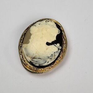 Vintage Cameo Sweater Clip Pendant Gold Tone Black Cream Oval Accessory Unsigned